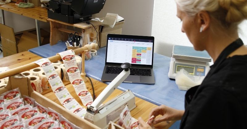 QuickBooks barcode software for Online users is available with Katana MRP. This manufacturing tool comes jam-packed with features such as barcode management software, floor-level management, and API for those who want to customize their own integrations.